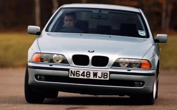 Силната 5 Series на BMW дебютира през 1972 г. с 4-цилиндровите версии на поколението Е12, последвани година по-късно от модели с шест цилиндъра. Въпреки това четвъртото поколение E39 представлява окончателната Series 5. Непобедим в почти всеки сравнителен тест, E39 предлага по нещо за всеки автомобилен любител. Общите продажби достигат почти 1,5 млн. броя, като колата се превръща в тотален хит за BMW.